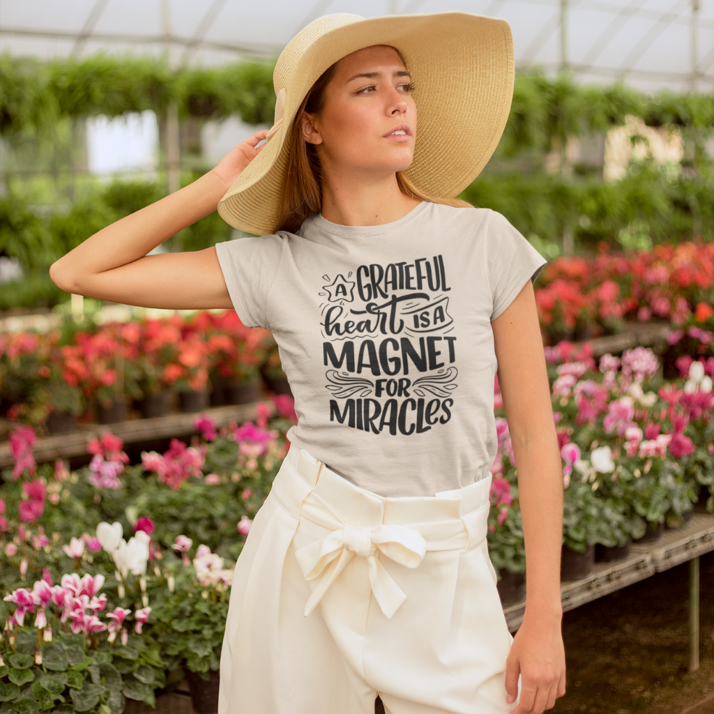 A GREATFUL HEART IS A MAGNET FOR MIRACLES UNISEX T-SHIRT